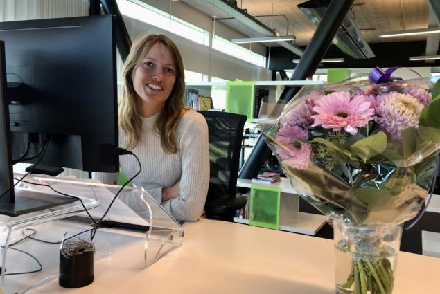 Heleen Cousijn achter haar bureau op haar eerste werkdag